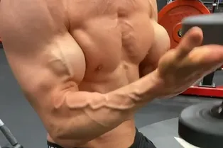 Джефф Кавальер показал очень необычное упражнение на бицепс: добавьте его в вашу тренировку