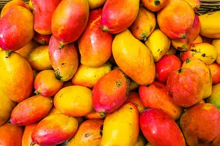 Эти продукты убивают раковые клетки: ученые выяснили, что манго, шпинат и кукуруза усиливают действие лекарств от рака