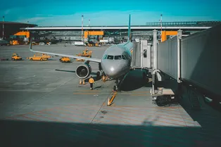 Шереметьево в блокаде, Внуково и Домодедово – на паузе: в московских аэропортах задержано более 30 рейсов