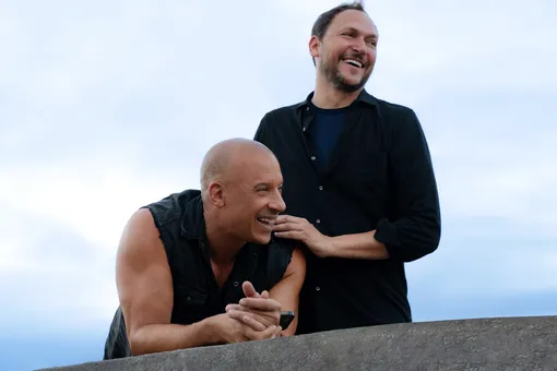 Вин Дизель и режиссёр Луи Летерье на съёмочной площадке фильма «Форсаж 10» (2023)