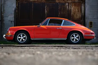 В Италии простоявшую 47 лет на одном месте машину эвакуируют В Италии простоявшую 47 лет на одном месте машину эвакуируют