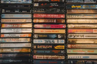 Россияне бросились скупать аудиокассеты и диски: зачем им это нужно