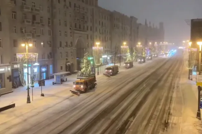 Задержки рейсов и «оранжевый» уровень опасности: как Москва переживает удар снежного циклона