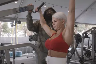 Легендарный бодибилдер показал, как накачать огромную спину