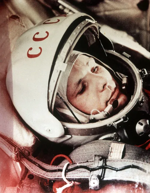 Юрий Гагарин в капсуле корабля «Восток-1», 1961 г. Юрий Гагарин в капсуле корабля «Восток-1», 1961 г.