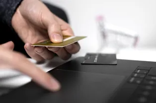 Вашу карту могут заблокировать уже сегодня: за какие переводы банки теперь отключают карты Вашу карту могут заблокировать уже сегодня: за какие переводы банки теперь отключают карты