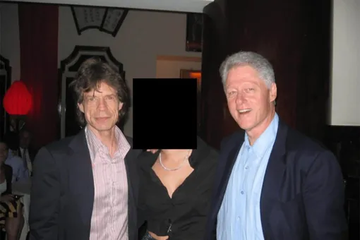 Мик Джаггер, девушка, чья личность скрыта в интересах следствия, и Билл Клинтон. Фото из файлов Эпштейна