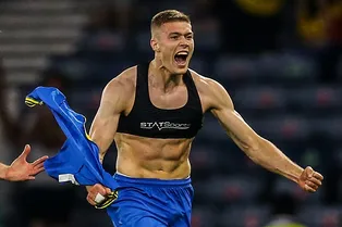 Зачем футболистам под клубной футболкой нужен странный жилет?