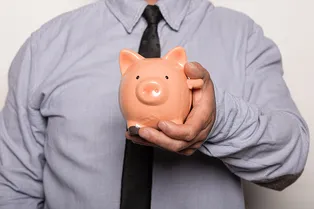 Доллар по 120 — это худший сценарий: что будет с доходами россиян, если рубль обвалится в 2026 году