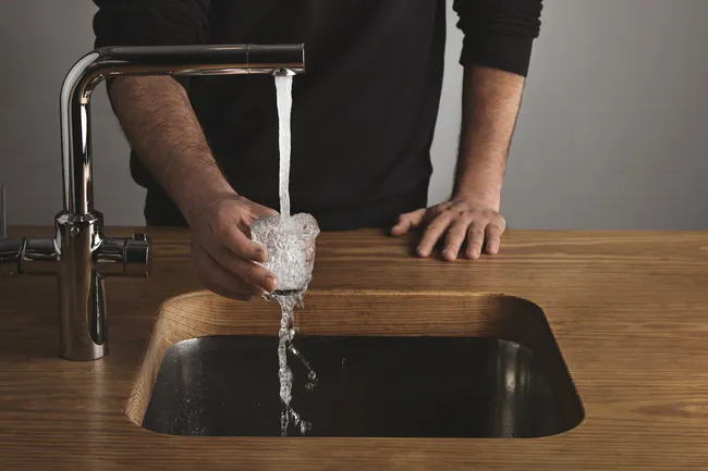 Почему счета за ЖКУ в 2026 году стали неподъемными: россияне массово жалуются на огромные суммы