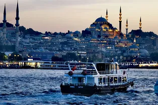 Потратили сотни тысяч и оказались в ловушке: более 600 россиян застряли на круизном лайнере у берегов Турции