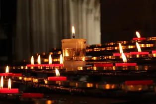 В Великобритании в продаже появились свечи «с запахом богатства»