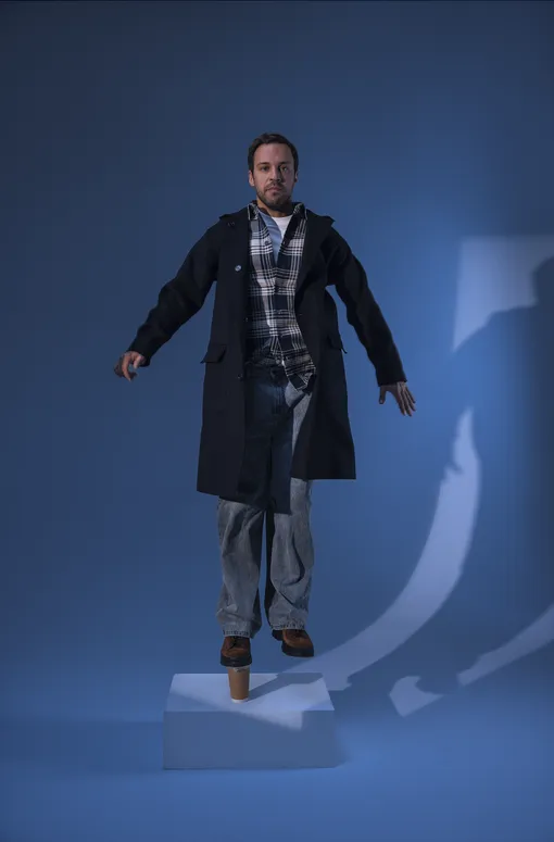 Пальто, ICEBERG; футболка, TOM TAILOR; рубашка, GUESS; джинсы, MAAG; ботинки, PRINCIPE DI BOLOGNA