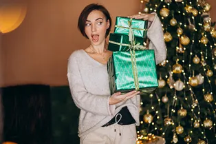 Что подарить жене на Новый год, чтобы точно угодить: берите на вооружение эти идеи!