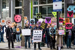 «Выключите из розетки!»: в Лондоне прошел крупнейший в истории марш против искусственного интеллекта