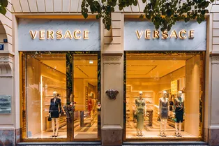 Сделка года: Prada Group официально купила Versace за 1,4 млрд долларов Сделка года: Prada Group официально купила Versace за 1,4 млрд долларов