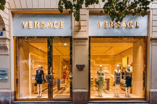 Сделка года: Prada Group официально купила Versace за 1,4 млрд долларов
