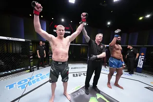 Россиянин одолел американца шесть раз подряд в бою UFC: вам стоит на это посмотреть Россиянин одолел американца шесть раз подряд в бою UFC: вам стоит на это посмотреть