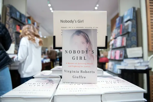 Мемуары Вирджинии Джуффре в книжном магазине в Лондоне