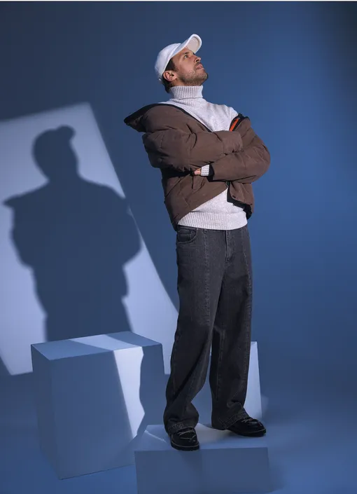 Пуховик, TOM TAILOR; свитер, BOGGI MILANO; джинсы, BAON; ботинки, DOUCAL’S; бейсбола, MAAG