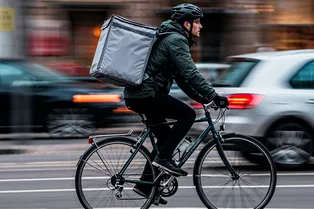 Жесткий отбор и медкомиссии. Курьеров в России возьмут под контроль: что будет с ценами