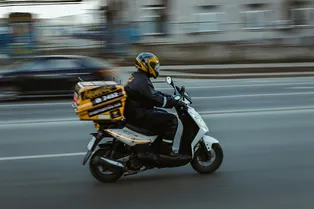 Быстрая доставка отменяется? В Москве ограничили скорость курьеров на самокатах и мопедах