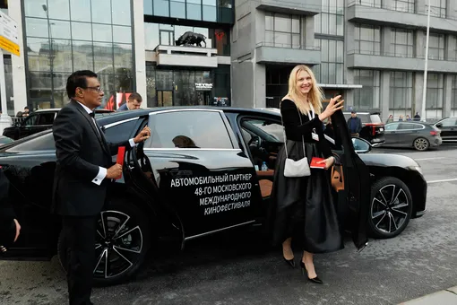 Председатель жюри 48-го ММКФ Прасанна Витанаге со спутницей