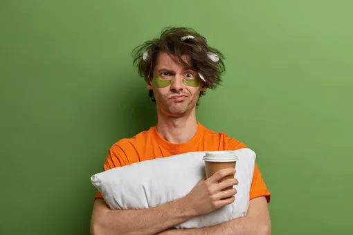 Парень с подушкой