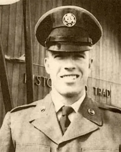 Чак Норрис во время службы в военно‑воздушных силах США Чак Норрис во время службы в военно‑воздушных силах США