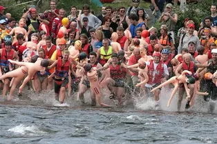 Под Петербургом провели массовый заплыв на надувных секс-куклах