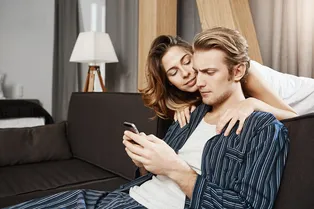 Что такое фаббинг, который всех бесит: ваш смартфон может сильно испортить отношения Что такое фаббинг, который всех бесит: ваш смартфон может сильно испортить отношения