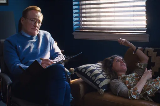 Конан О'Брайен и Роуз Бирн в фильме «Я бы тебя пнула, если бы могла» (2025)