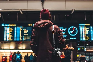 «Ни один не вылетел». Десятки рейсов отменили в Москве из-за атак БПЛА: что происходит в аэропортах 14 октября