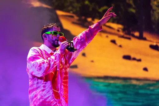 Bad Bunny на концерте в 2022 году Bad Bunny на концерте в 2022 году