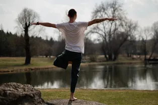 Простые подъемы ног — секрет координации и долгой жизни! Ученые подтверждают: 5 минут в день изменят все