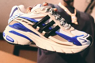 Феномен, которого ждали 10 лет: почему кроссовки-медузы Фаррелла Уильямса получают «обувной Оскар» Феномен, которого ждали 10 лет: почему кроссовки-медузы Фаррелла Уильямса получают «обувной Оскар»