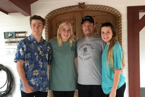 Чак Норрис с внуками Максом, Ханной и Гретой