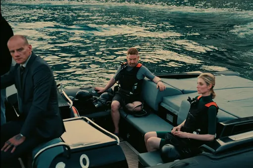 Юрий Колокольников вместе с исполнителями главных ролей Кеннетом Браной и Элизабет Дебики в фильме Кристофера Нолана «Довод» (2020)