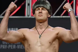 Российский боец UFC Волков победил сумасшедшего австралийца: он пьет пиво из кроссовок фанатов — это очень мерзко Российский боец UFC Волков победил сумасшедшего австралийца: он пьет пиво из кроссовок фанатов — это очень мерзко