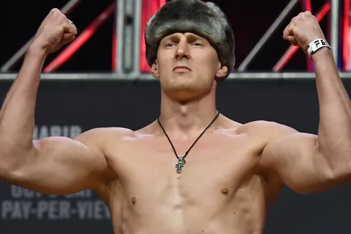 Российский боец UFC Волков победил сумасшедшего австралийца: он пьет пиво из кроссовок фанатов — это очень мерзко
