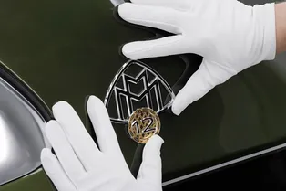 Эксклюзивный Mercedes-Maybach S 680 отделали 24-каратным золотом: безвкусица или норм?