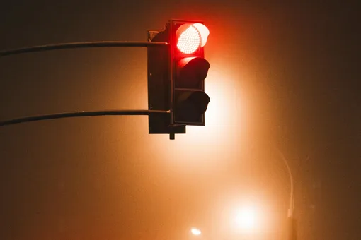 Что будет за проезд на красный свет: какие штрафы полагаются и могут ли лишить прав