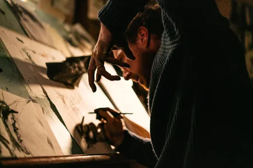 Герой временами сам становится похож на Ворона