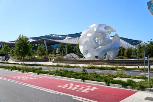 Googleplex — штаб-квартира компаний Google LLC и Alphabet Inc. в Маунтин-Вью, Калифорния