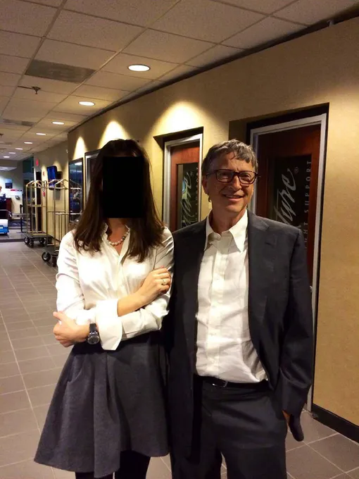 Девушка, чья личность скрыта в интересах следствия, и Билл Гейтс. Фото из файлов Эпштейна