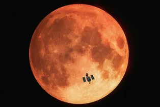 Голубой шар и металлические полосы: на лунных снимках NASA обнаружили аномалии Голубой шар и металлические полосы: на лунных снимках NASA обнаружили аномалии