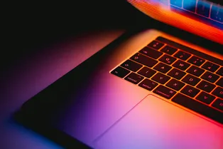 Apple покажет Macbook с сенсорным экраном уже 28 октября. Чем будет удивлять новинка и почему Стив Джобс был бы против? Apple покажет Macbook с сенсорным экраном уже 28 октября. Чем будет удивлять новинка и почему Стив Джобс был бы против?