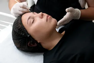 Мужчина отдал свои сбережения на хранение девушке, а та потратила их на пластические операции