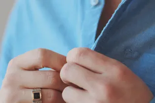 Что делать, если оторвалась пуговица: 3 экстренных лайфхака без иголки и нитки