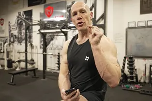 Большинству мужчин старше 40 лет сложно добиться роста мышц груди: тренер Бобби Максимус рассказал, как это исправить Большинству мужчин старше 40 лет сложно добиться роста мышц груди: тренер Бобби Максимус рассказал, как это исправить